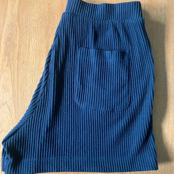 ALO Yoga Women's Black Ribbed Athletic Shorts - Picture 6 of 6